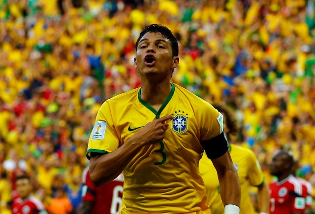 En la imagen, el jugador brasileño,Thiago Silva, celebra tras anotar un gol ante Colombia durante un partido de la Copa Mundial de Fútbol 2014, en Fortaleza, Brasil