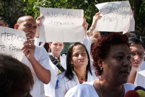 Trabajadores del hospital Los Magallanes de Catia protestan por constantes robos (Fotos)