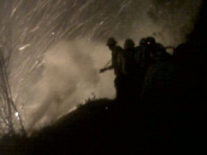 IMPRESIONANTE: Así batallan los bomberos forestales incendio en El Ávila (FUERZA)