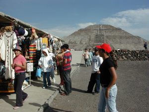 Mexicanos se cargan de “energía cósmica” en las pirámides de Teotihuacán