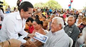 Eveling de Rosales entregó 350 aportes económicos en Maracaibo