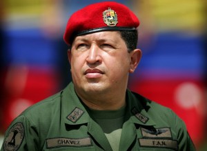 Montañeros cubanos colocan escultura de Hugo Chávez
