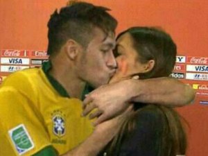 El beso de Neymar a Sara Carbonero (Foto)