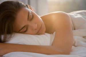 Cinco beneficios de dormir desnudo