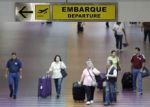 Turistas cambiarios inflan costos de boletos aéreos