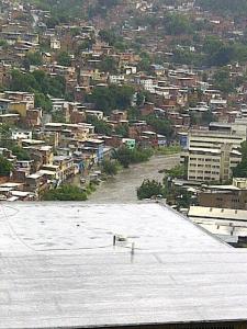 En fotos: El altísimo nivel del Río Guaire luego de más de una hora de lluvia