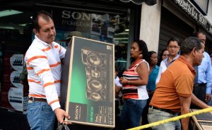 Los descuentos forzosos: Miles aprovechan, Maduro “compra” votos y la inflación perdurará