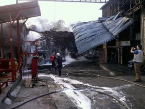 Controlado incendio producido en distribuidora de aceite en Trujillo (Foto)