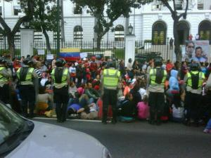 Médicos comunitarios protestaron en el Palacio de Miraflores (Fotos)