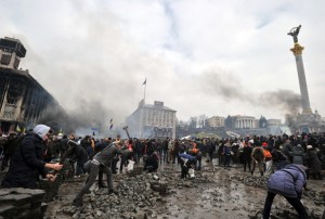 Manifestantes ocupan correo central de Ucrania (Fotos)