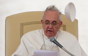Ráfagas de viento dejan sin “papalina” al papa Francisco (Fotos)