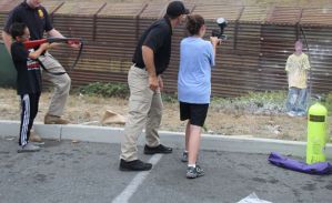 La patrulla fronteriza de EEUU muestra a niños cómo disparar