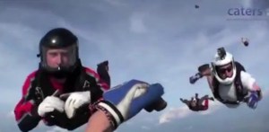 ¡SUSTO! Paracaidista pierde el conocimiento en el aire (Video)