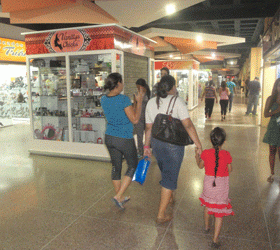 Falta de dólares disminuye servicios en centros comerciales