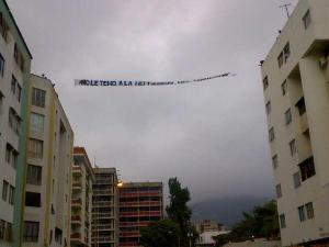 Esta es la pancarta con la que los gochos adornaron el cielo de San Cristobal (Foto)