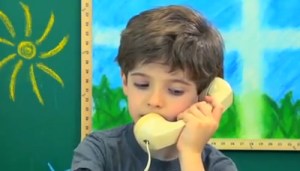 Así reaccionan los niños cuando se les pide usar un teléfono de los 80′ (Video)