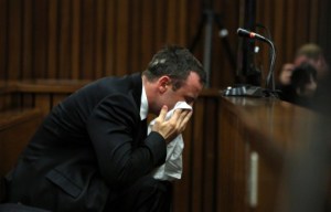Pistorius, en llanto, pide perdón por la muerte de su novia
