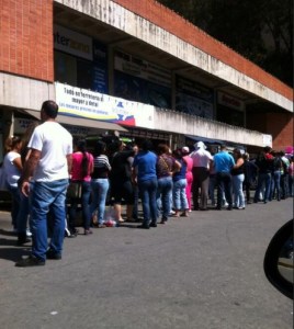 Así está la cola para comprar leche en Los Teques (Foto)