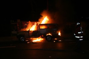 Camioneta de la GNB ardió en llamas en Altamira (Fotos y video)