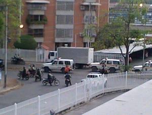 Reaparecen barricadas en urbanización de Maracay tras represión de la PNB (+ tuits)