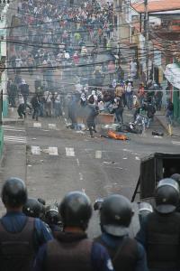 ¡Pupitrazo en Táchira! Sillas volaron contra la GNB (Fotos)