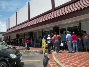 Así fue la súper cola para compra café en Unicasa de La Victoria (Fotos)
