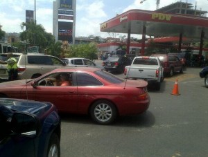 Cola en la bomba de gasolina de Las Mercedes (Foto)