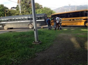 Trancan con autobuses la Universidad de Carabobo por inseguridad (Fotos)