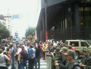 Ciudadanos se concentran a las afueras de Fiscalía, en apoyo a María Corina (Fotos)