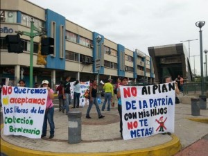 Padres protestan: No a la colección Bicentenaria #16J (Fotos)