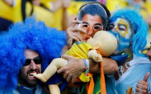 LA FOTO: Suárez ‘el caníbal’ en las tribunas del Maracaná