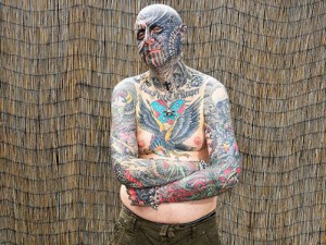 La pasión por el arte y el dolor lo llevó a tatuarse el cuerpo entero por segunda vez