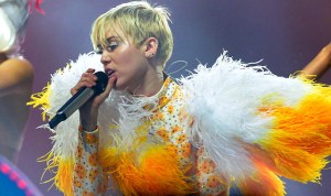 Investigan a Miley Cyrus por dejarse golpear las nalgas con bandera mexicana