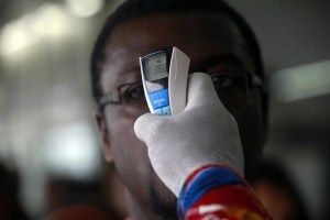 Refuerzan controles en cinco aeropuertos de EEUU por ébola