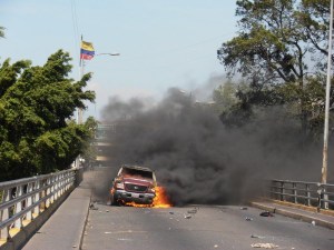 Cuatro carros y tres motos quemados durante protesta en puente Simón Bolívar