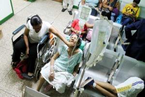 En este Hospital atienden a los pacientes en las sillas de la emergencia