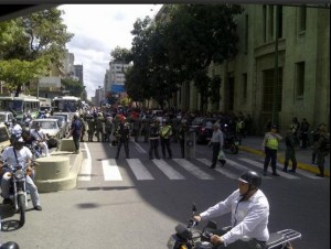 Usuarios de La Venezolana Automotriz protestaron frente a la Vicepresidencia