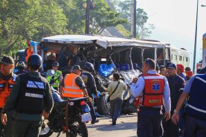 Investigan causas de choque de gandola contra autobús en la GMA