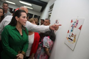 Eveling de Rosales inauguró exposición “Enmanuel” compuesta por 32 obras