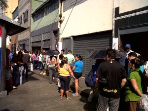 Largas colas para comprar detergente en la Av. Sucre (Fotos)