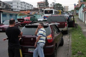 Más de ocho cuadras de cola para echar gasolina en San Cristóbal