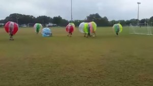 ¡Dentro de burbujas! la divertida manera de jugar fútbol (Video)