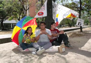 Jóvenes cumplen tres días de protesta encadenados en Maracay