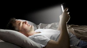 Esto es lo que le pasa a tu cerebro cuando revisas tu celular antes de dormir