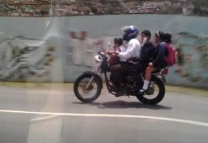 Solo en Venezuela: La irresponsabilidad en dos ruedas (FOTO)