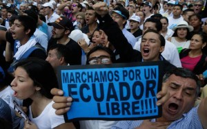 Correa admite “difícil crisis política” por protestas en Ecuador