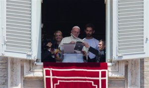 El Papa usa su tableta para inscribirse en la Jornada de la Juventud