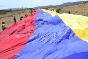 Fue expandida la bandera más grande de Venezuela en La Vela de Coro