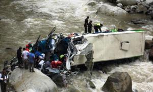 Un muerto y 21 heridos deja caída de un autobús a un río en Perú