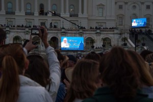 El Papa bendice a la multitud congregada ante el Capitolio en Washington (Fotos)